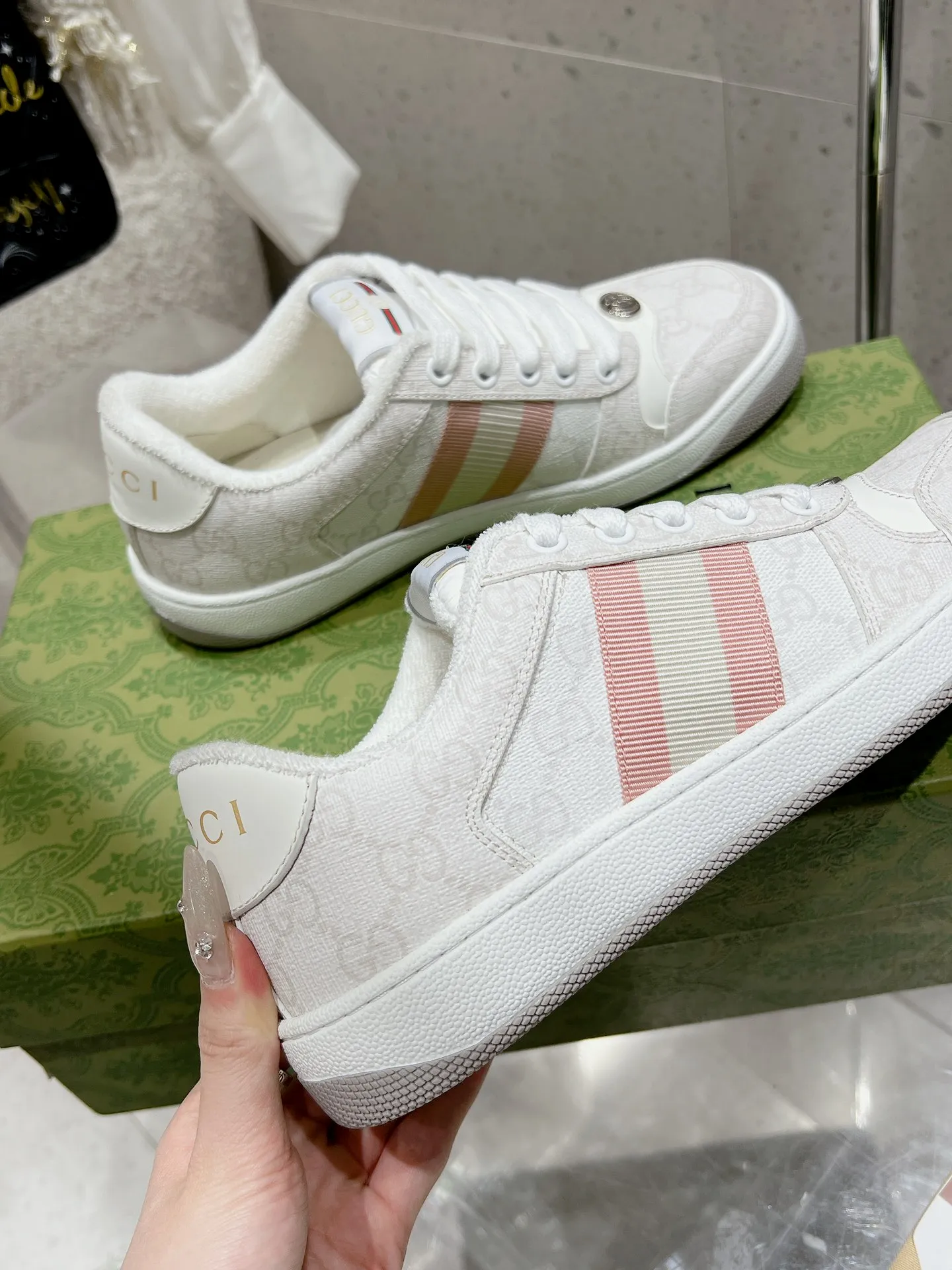 👟👟Ex-factory price 480👟👟 Long-term availability Gucci Gucci New Screener series Couple style Chubby Bread shoes Small dirty shoes Fatty Double G Casual sneakers Original purchase Development Original purchase Development Delivery counter exquisite packaging Fabric: Original imported cowhide + double G fabric Lining: Original customized breathable terry velvet lining Sole: Original molded TPU outsole Size: Women's 35-40 / Men's 39-45 (Female 34, Men 38 can be customized)